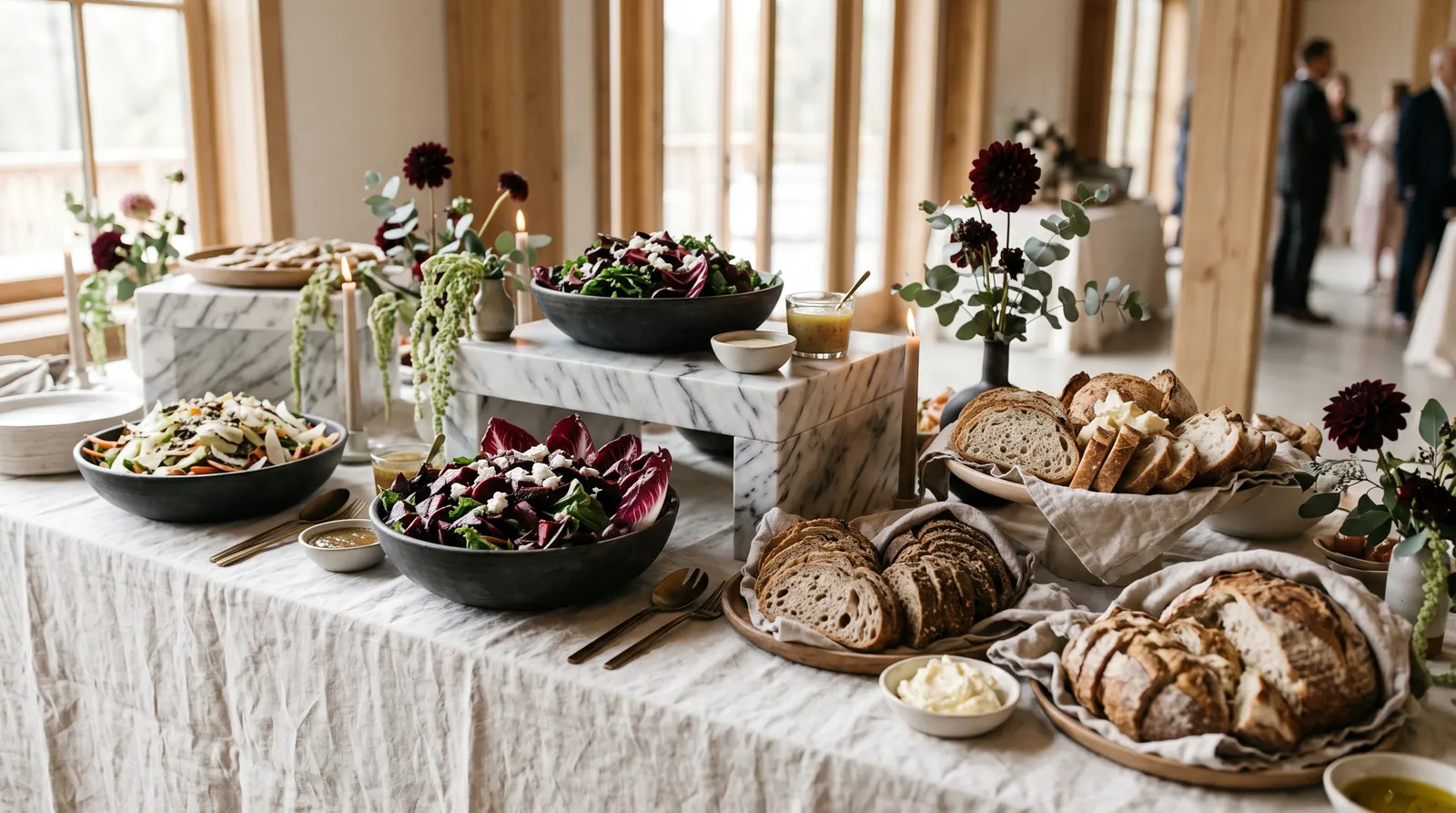Elegantes Hochzeits-Buffet mit Marmor-Servierflächen, Salaten und Artisan-Brot